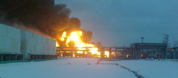 В Луганске горит принадлежащий «Роснефти» Лисичанский НПЗ В Луганске горит принадлежащий «Роснефти» Лисичанский НПЗ