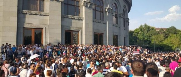 В Ереване возобновились «коммунальные» протесты В Ереване возобновились «коммунальные» протесты